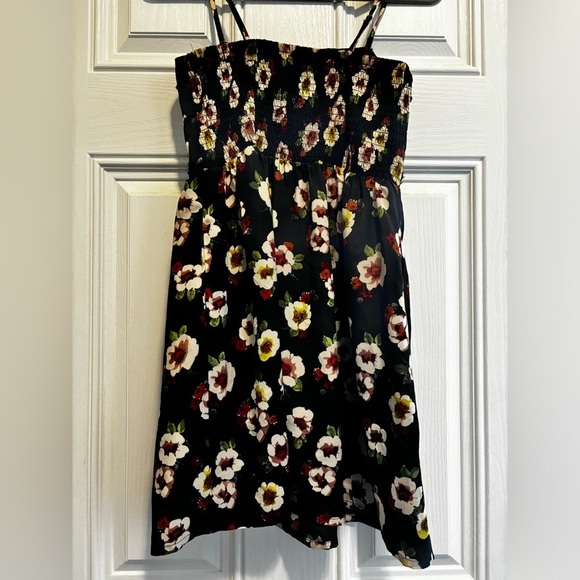 American Eagle dress size 4 women’s. Grey with floral pattern. Adjustable strap - Picture 8 of 9
